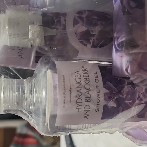 SIMPLE PLEASURE GIFT BASKET . NEW IN WRAPPING. - Picture 3 of 5